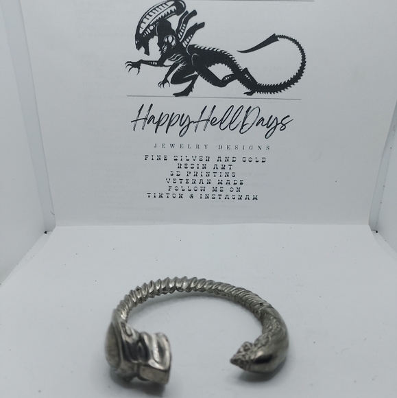 Custom Handmade Aliens Vs Predator bracelet - Picture 6 of 7